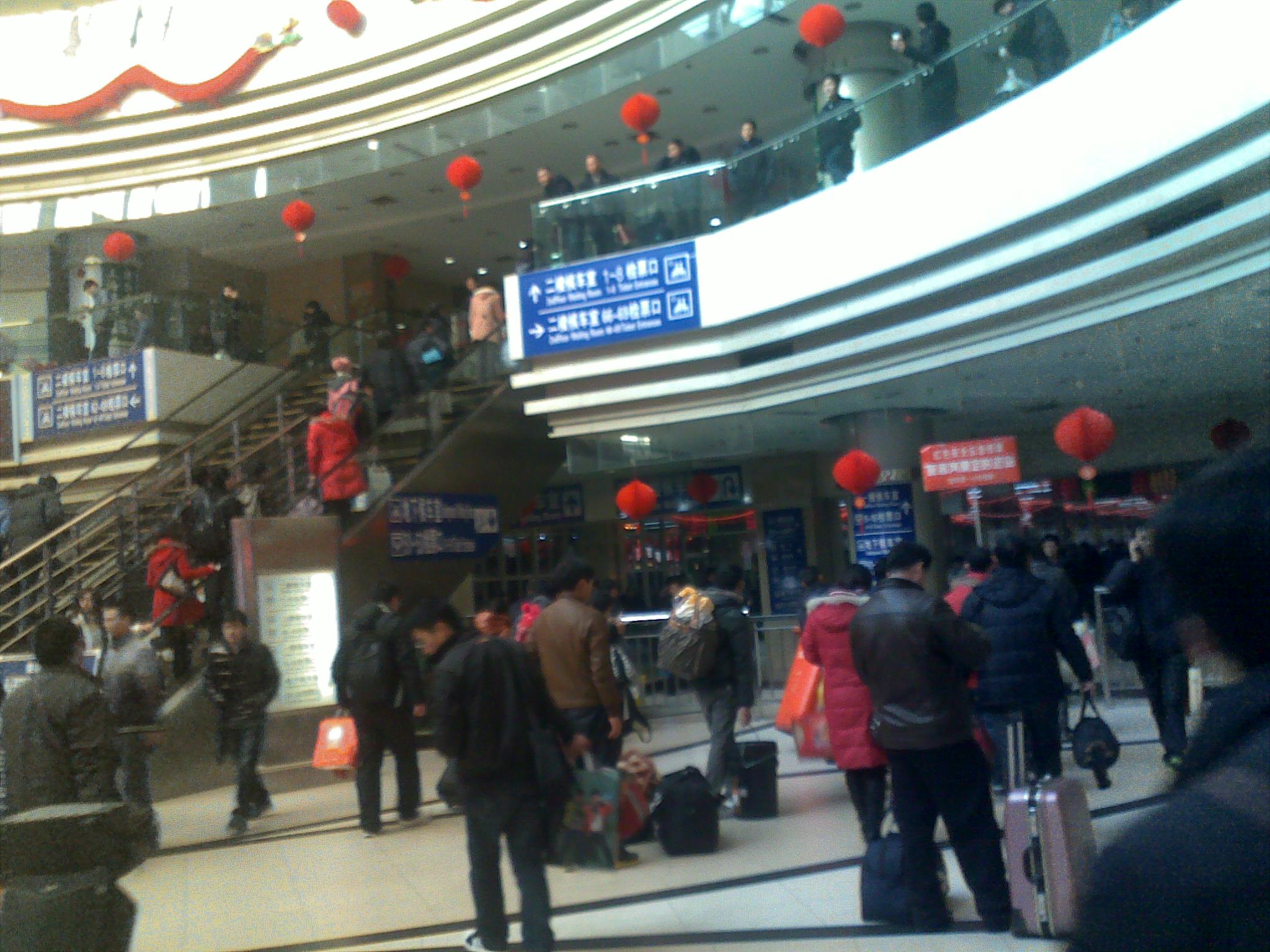 上海火车站地铁站西站厅投用 365盏灯陪伴春运游子_新浪财经_新浪网