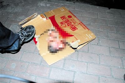 被纸壳包裹的弃婴